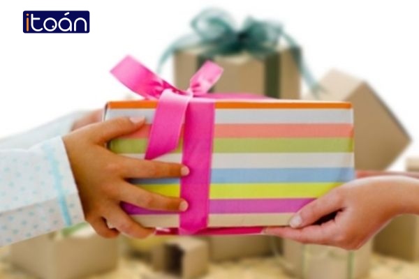 Tặng quà cho trẻ nên tặng khi nào?
